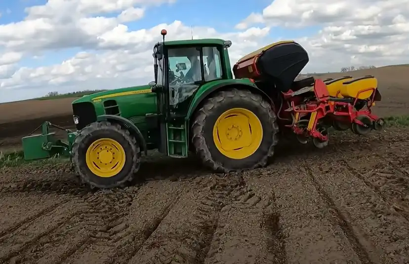 Film z naprawy ciągnika Jockerfarm John Deere 6830